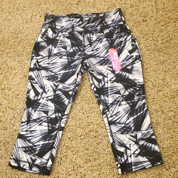 Danskin Now performance capri - Picture 1 of 4